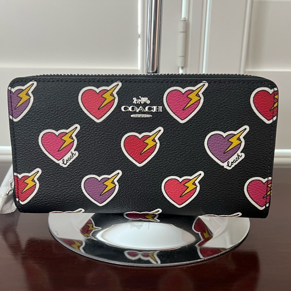 Coach CW476 Long Zip Wallet with Heart Bolt Print! Limited Edition! NWT